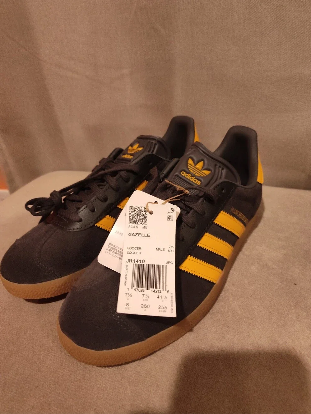 Adidas Gazelle Manchester United JR1410 Utility Black Yellow Gum Size 8 NW/OB